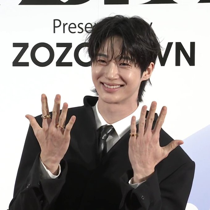 wooseok showed off his rings as his fashion point today. look at that smileee

🎥視聴はこちら！
bit.ly/ASEA2025-live

#ByeonWooSeok #변우석 #ASEA2025xActorBWS #ASEA2025