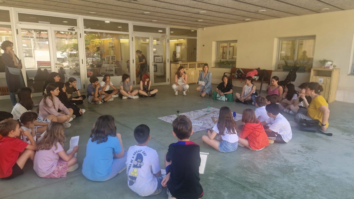 🧵 TRENANT HISTÒRIES 🧵

Avui l'escola ha acollit els representants dels altres centres que també participen del programa #foradereserves.

Els infants del grup impulsor han pogut explicar-los el treball que s'ha fet des de l'escola al voltant de l'obra "Infidel Medià".