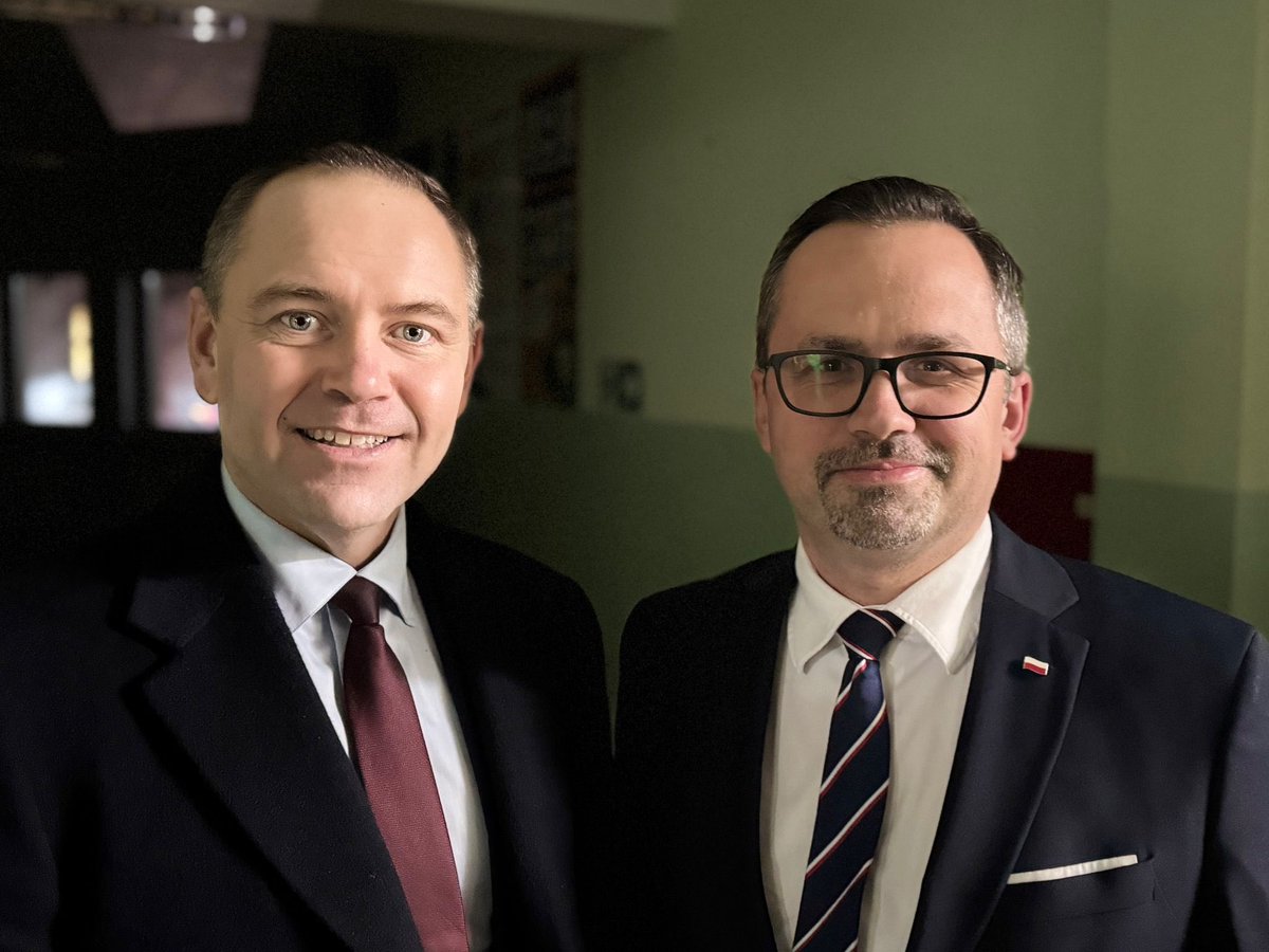 mhorala's tweet image. Moje spotkania z Karolem Nawrockim:
W zgiełku ostatnich dni, gdy debata publiczna stała się jednym wielkim patostreamem, leją się już nie kubły, tylko rurociągi błota pod ciśnieniem, chciałbym Wam zaproponować coś innego. Chciałbym się podzielić kilkoma moim osobistymi…