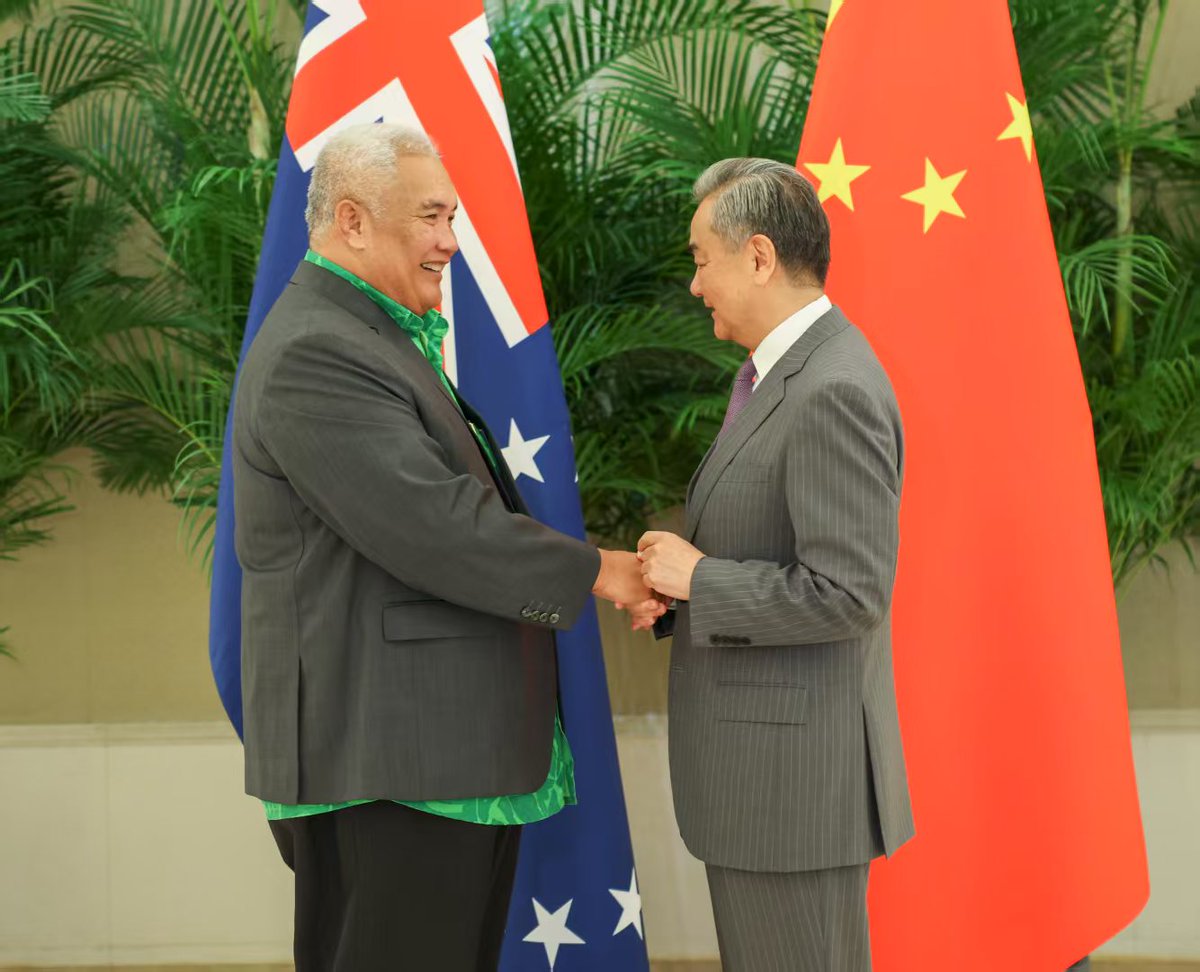 Chinese FM Wang Yi met with Cook Islands’ Minister for Foreign Affairs and Immigration Tingika Elikana in Xiamen.

China-Cook Islands relations do not target any third party, but embody mutual assistance between developing countries.

China appreciates the Cook Islands’ firm