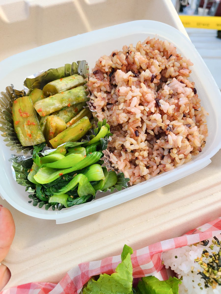 kimgomkimgom's tweet photo. 위팍 야푸 본수원갈비

밥 생각나는 갈비 맛이라길래 집에서 밥 챙기는데 밥만으로 되냐며 밥반찬 옆에서 싸준 엄마ㅋㅋㅋㅋ
진짜 양념 많이 자극적이지 않고 딱 밥 생각나는 맛이라 아주 맛나게 둘이서 먹음! https://t.co/PajaZG3sJq