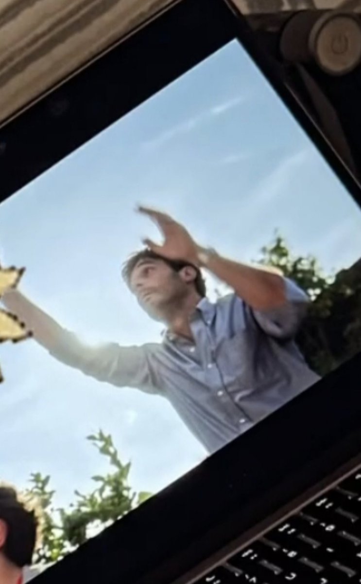 nuria4arias's tweet image. Una chicca del set " l 'invisibile" 🎬🎬🎬🎥🎥🎥
Lino dietro la macchina da pressa
#linoguanciale #ciak 
#linvisibile