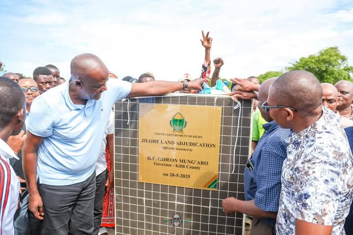 JiloreWard's tweet photo. Kilifi Governor Gideon Mung'aro spearheaded land adjudication in Jilore today, tackling a 1903 injustice that left many landless. Joined by MP Amina Mnyazi &amp; MCAs led by Ibrahim Matumbo, the move brings immense hope and relief to residents, who pledge support until 2032 #Jilore https://t.co/FgYGOUUfpo