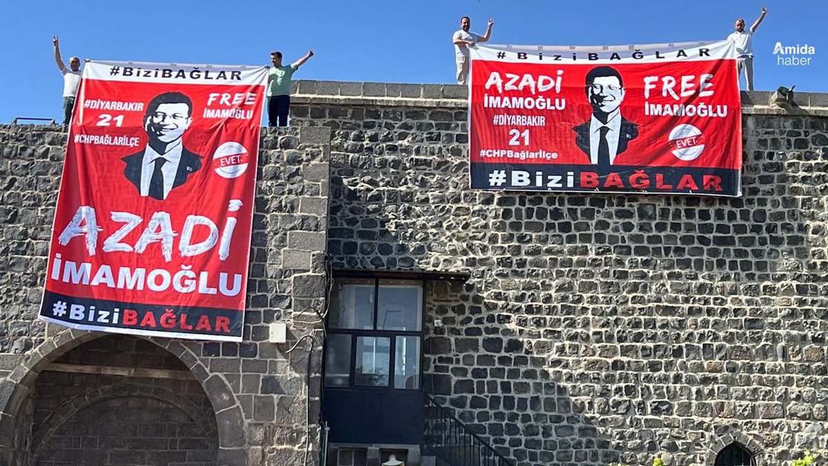 Tutuklanarak görevden alınan İBB Başkanı Ekrem İmamoğlu'nun posteri bugün Diyarbakır merkez Sur İlçesi'nde bulunan tarihi surlara asıldı. İmamoğlu portresinin yer aldığı afiş üzerinde Kürtçe 'Özgürlük' ifadesi kullanıldı. -Amida Haber