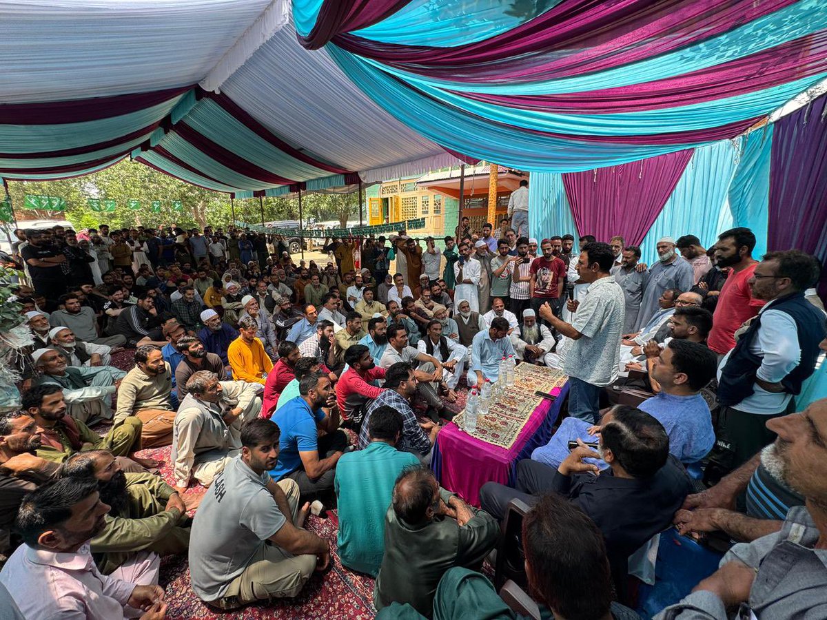 jkpdp's tweet photo. Senior PDP leader &amp; former minister Zahoor Mir sb, along with senior leader @M_Soharvardi sb and MLA Pulwama @parawahid sb addressed a meeting in Rajpora, Pulwama. District President Ghulam Mohammad Mir sb, State Secretary Nazir Dar sb were present. https://t.co/r69t42nVza