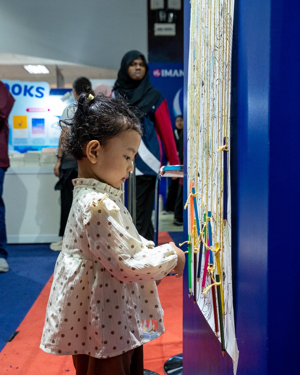 klibfmy's tweet photo. HARI KETUJUH PBAKL 2025 (1)
π Pesta Buku Antarabangsa Kuala Lumpur 2025
Tarikh: 23 Mei hingga 1 Jun 2025
Masa: 10 pagi hingga 10 malam
Lokasi: Pusat Dagangan Dunia Kuala Lumpur (WTCKL)
BUKU: MEMBACA, MEMIMPIN.
#PBAKL2025 #MalaysiaMembaca
#KLIBF2025 https://t.co/p2s7IYcPIl