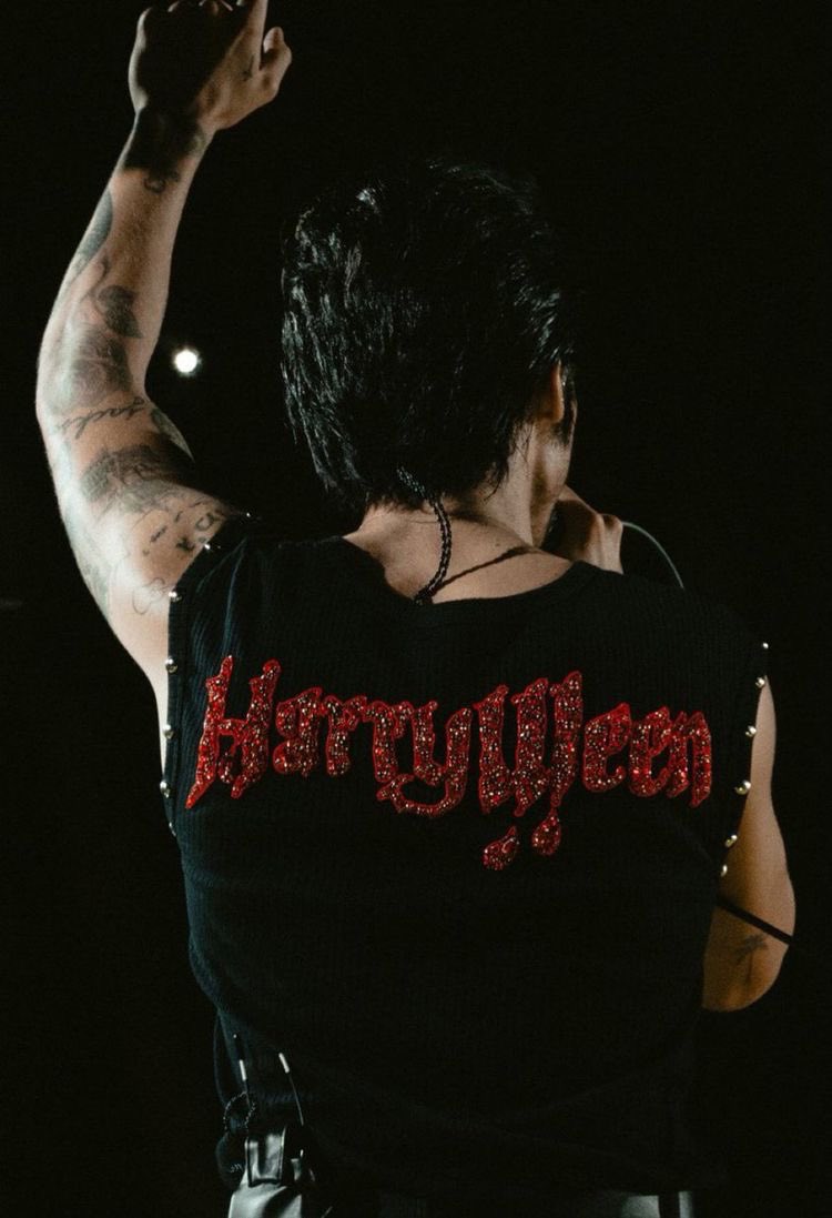 HSFEATURES's tweet image. Harry Styles dressed as Danny Zuko for Harryween.