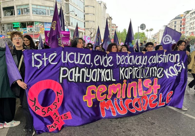 Kadınlara yönelik çoklu saldırılara karşı: Çoğulcu Feminist Direniş Hattı! 

Dünya’da aşırı sağ güçlenirken kadın ve LGBTİ+ lara karşı düşmanlık ve hak ihlalleri artıyor. Türkiye’de de toplumsal cinsiyet eşitliği yasaklanan bir kavrama dönüşüyor. Feministler olan biten karşında