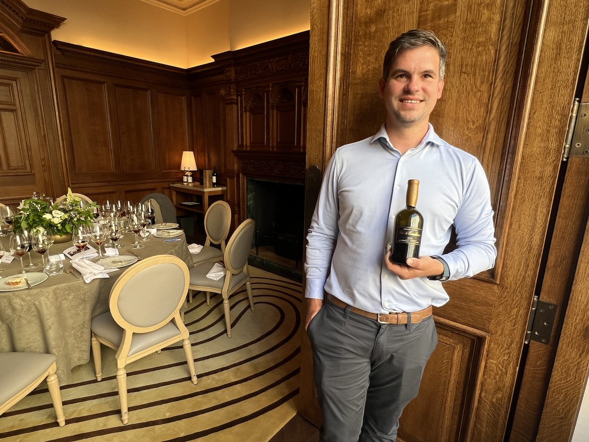 It was unlikely that a 2010 Vin de Constance would ever see the light of day. However, a limited edition collectors release is coming out with the wine having spent 15 years in barrel rather than 3-5. We taste and get the full story from winemaker Matt Day the-buyer.net/tasting/wine/2…