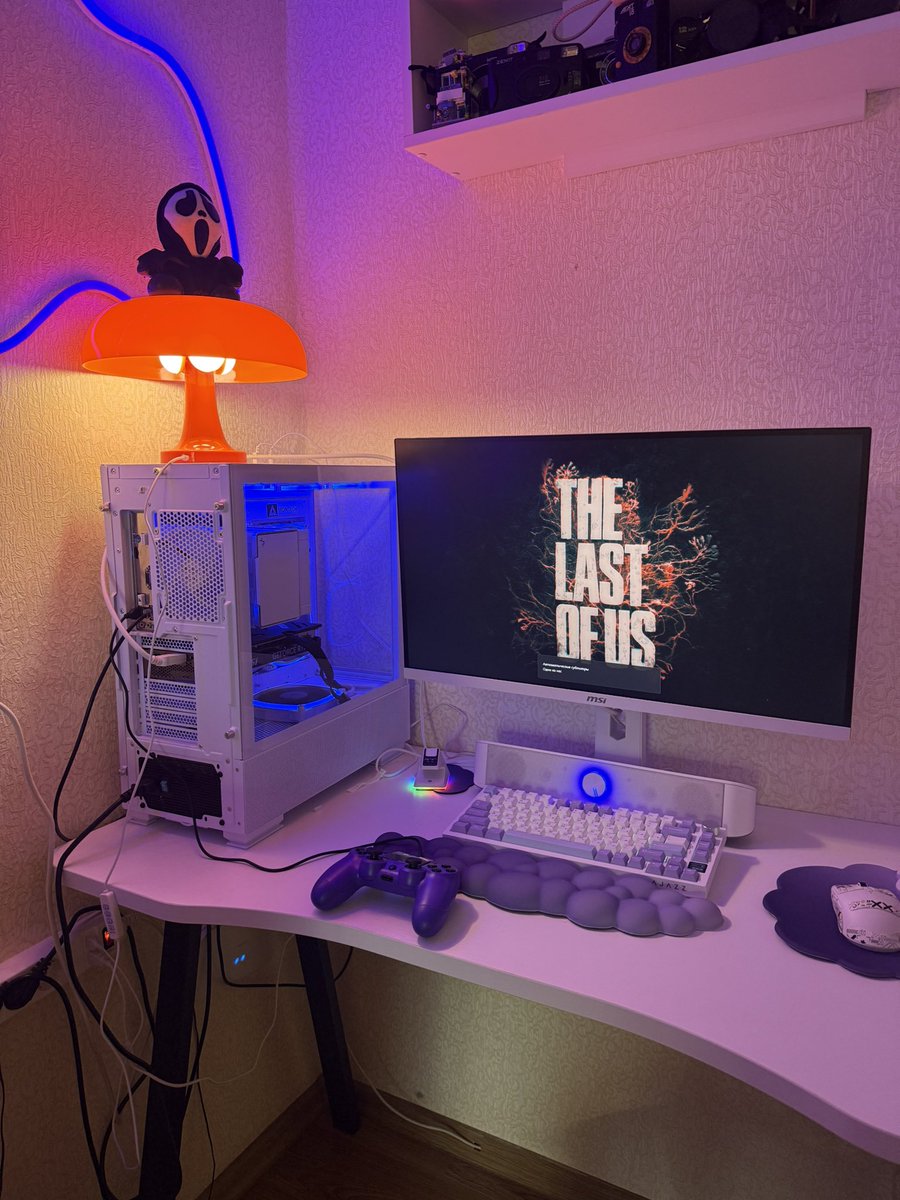 Marses_Oakley's tweet photo. my monitor broke during the last episode of #TheLastOfUs this is the last photo i took. do you need any more reasons to call this the worst show ever? #TLOU https://t.co/S9b9wJ5s7b
