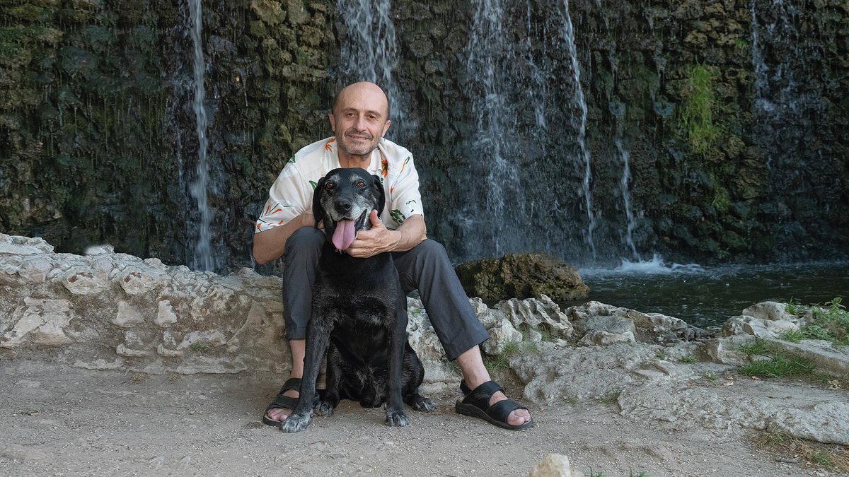 #Bienvenidojunio😀, con calor que dice que el verano está aquí🫡
Cuidado con las mascotas, ellas también tienen que protegerse de las temperaturas🌡️

En el calendario #adolptaunjubilado de <a href="/heroesde4patas/">Héroes de 4 Patas</a> posa el actor, humorista y escritor Pepe Viyuela con Dark de <a href="/guardiacivil/">Guardia Civil</a>