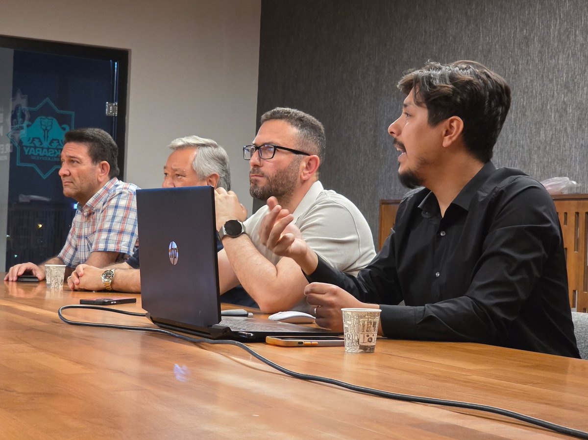 Aksaray Birlik Vakfı Şubesi’nde gerçekleştirilen 47. Buluşmada, Aksaray Üniversitesi İslami İlimler Fakültesi Arş.Gör Mahmut Toptaş tarafından “Yahudilik ve Seçilmişlik Algısı” konusu ele alındı. Hocamıza ve katılımcılara teşekkür ederiz...