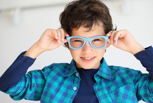 La nueva ayuda para gafas anunciada por el Gobierno, será importante para las #familias y #familiasnumerosas. La aplaudimos, esperando que sea una realidad muy pronto y no quede en un cajón como otras medidas anunciadas. Aquí te avanzamos cómo será 👉 familiasnumerosas.org/noticias-de-la…
