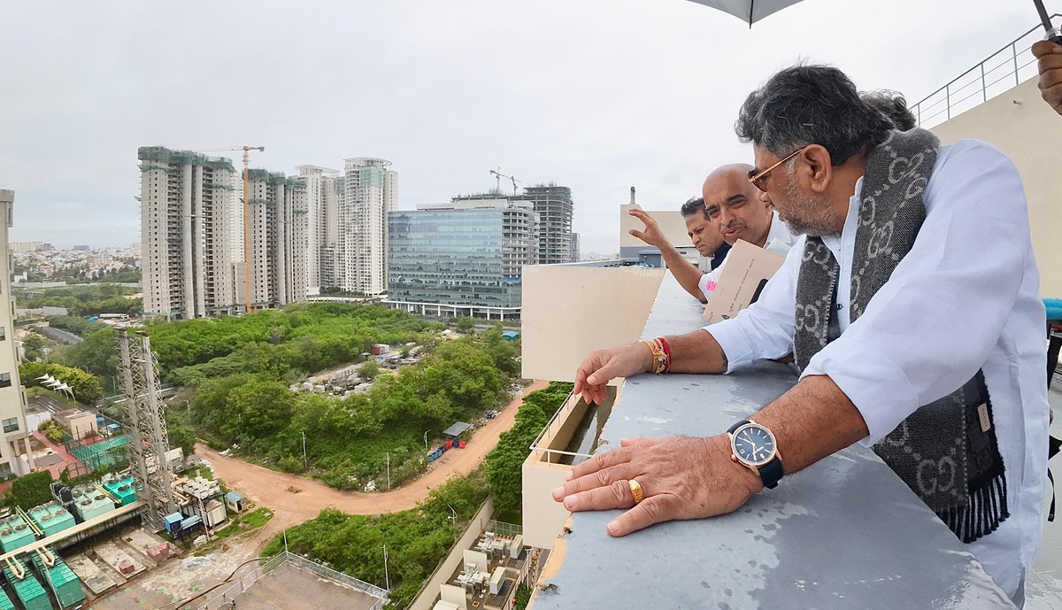 bengalurupost1's tweet photo. Manyata Tech Park &amp; surrounding areas have been flooding for years. DCM @DKShivakumar &amp; #BBMP officials visited the tech park to take stock of the situation. If promises translate into action, Manyata flooding could soon be a thing of the past.

#Manyata #Bengaluru https://t.co/T2OfQrRDrN