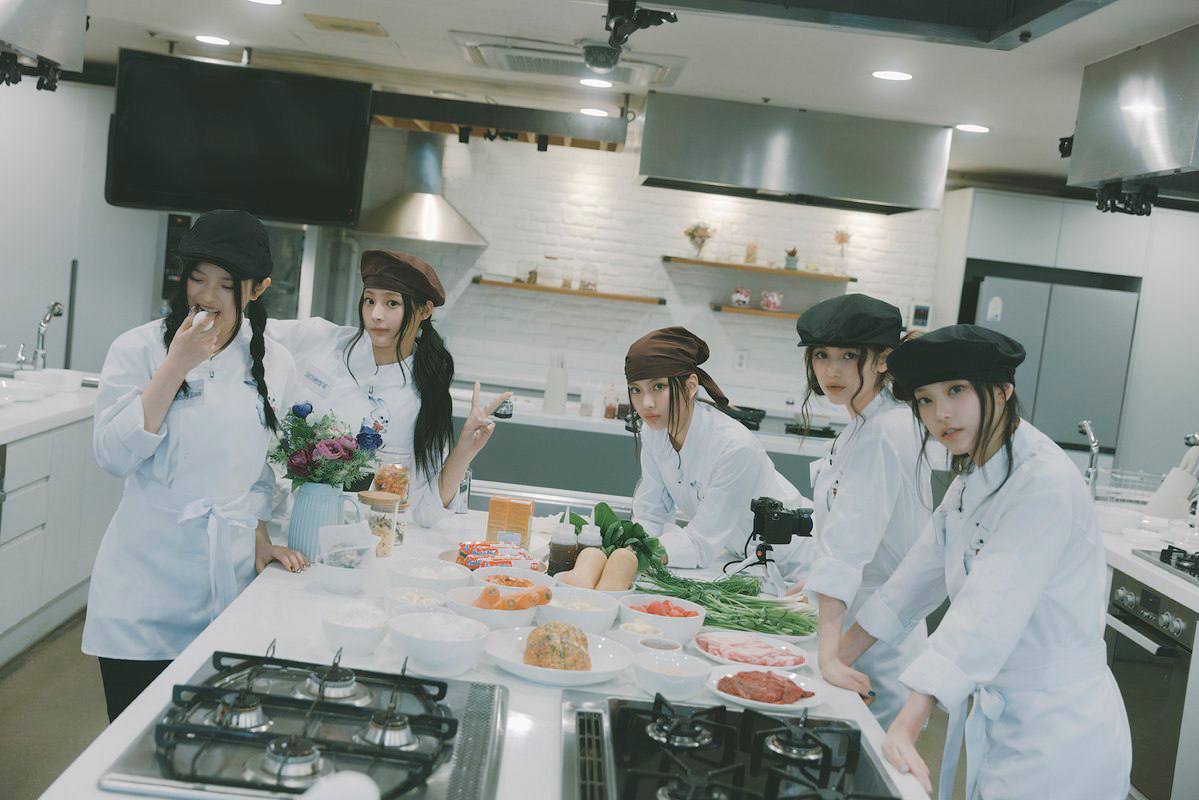 Just a coupla cheeky chefs messin’ about in the kitchen — burnin’ toast, gigglin’ at the timer, and pretendin’ we’re on MasterChef (but make it fashion :D, ㅋㅋㅋ).