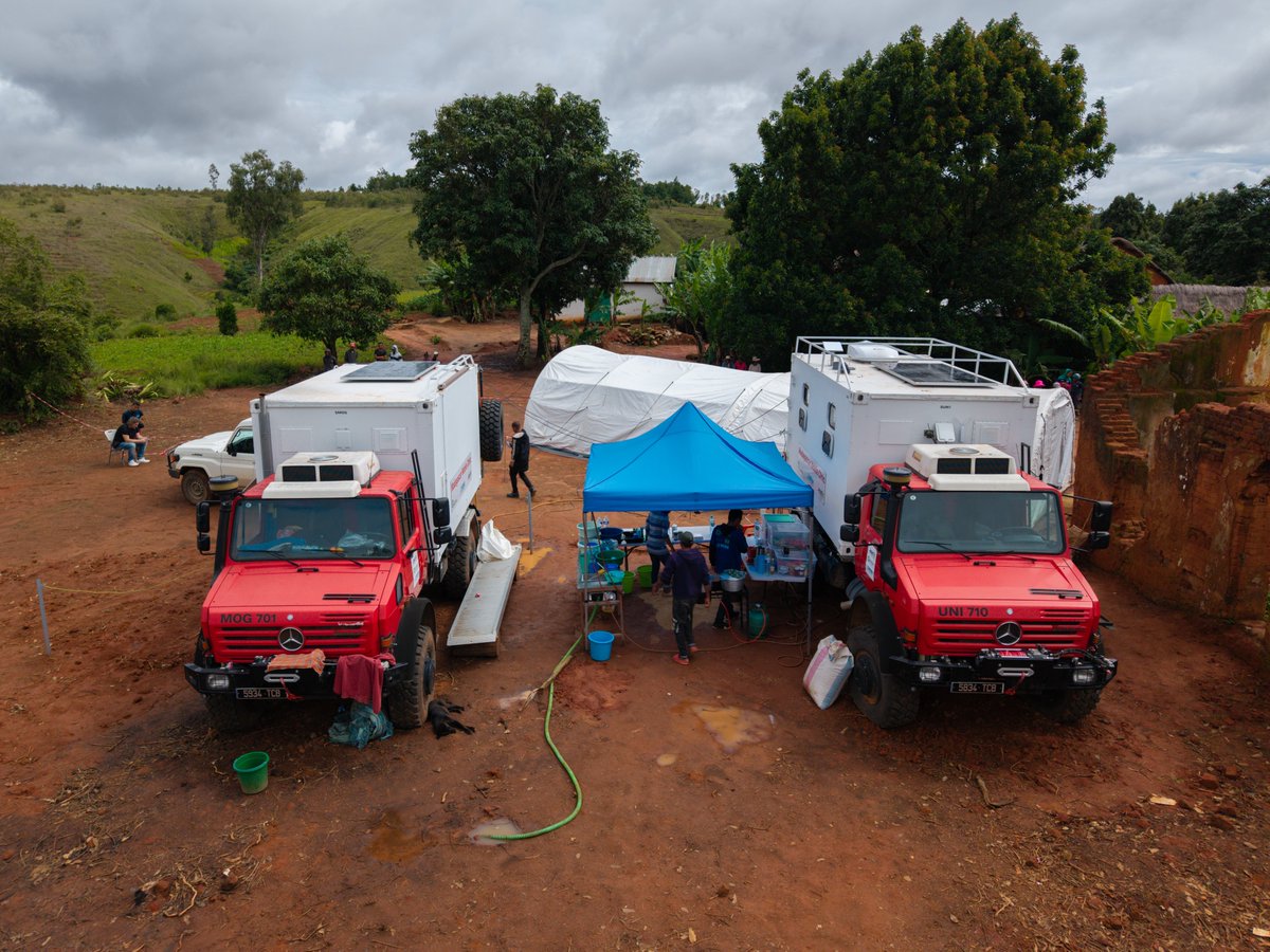Medical aid in remote areas: we're supporting an aid project of the #DEICHMANN Foundation with two Mercedes-Benz #Unimog U 5000 for mobile clinic use in Madagascar. ⭐️🚚

Learn more: dth.ag/UNMGds 

#DaimlerTruck #MercedesBenzSpecialTrucks
