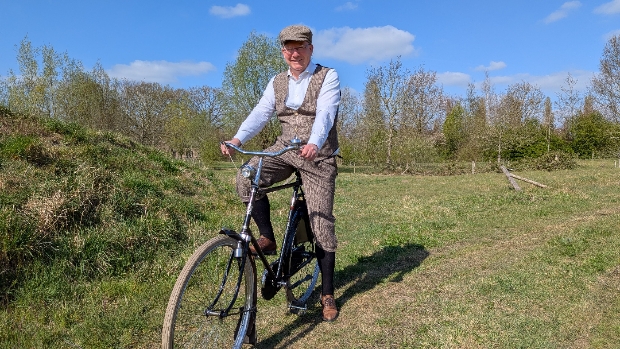 Zet 15 juni alvast in je agenda, want dan wordt voor de derde keer op de fiets gestapt voor Rolling Tweed: start is bij Museum Smedekinck in Zelhem om 10.00 uur.
Rolling Tweed derde editie: van boerenleven tot naoberschap -  contactzutphen.nl/l/519411