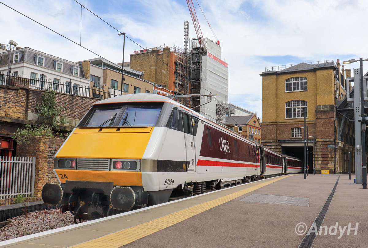 The second of the two #LNER 225 sets seen at London King's Cross on Bank Holiday Monday had 91124 providing the traction. Taken just after arrival after working 1A31 13.15 from Leeds, the set would later depart as 1D23 17.03 back to Leeds. #ECML #Class91 <a href="/225groupuk/">225 Group</a> 26/5/25