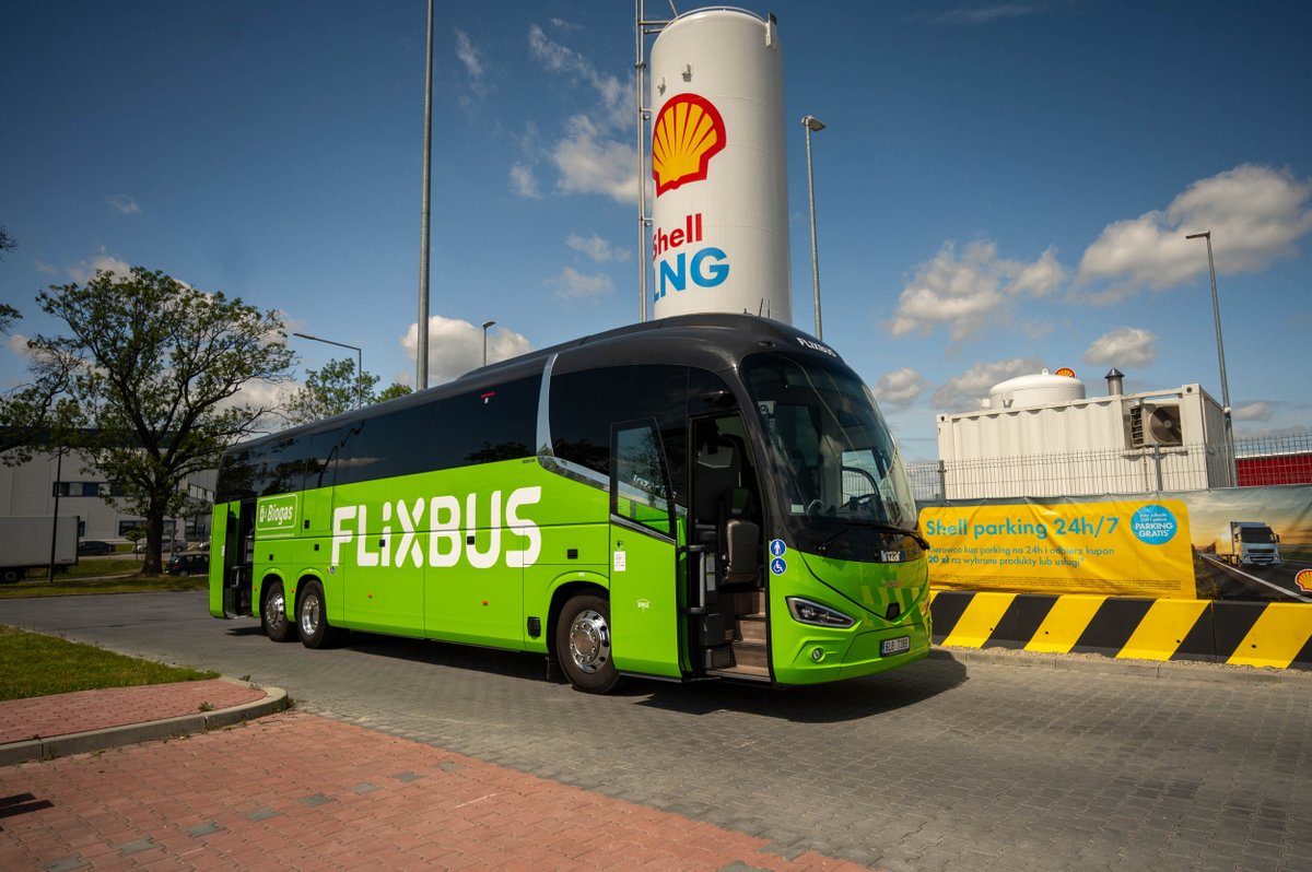 FlixBus_PL's tweet image. (R)ewolucja mobilności dzieje się tu i teraz!💚
Pierwsza w Polsce linia dalekobieżna obsługiwana przez autobusy zasilane LNG to ważny krok w stronę zrównoważonego transportu.
🚍 Regularna linia Kraków–Praga (także z lotniskami)
🌱 Nawet do 15% mniej emisji CO₂
🗓️7 dni w tygodniu