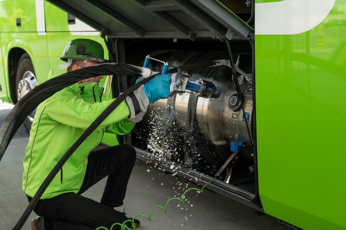 FlixBus_PL's tweet image. (R)ewolucja mobilności dzieje się tu i teraz!💚
Pierwsza w Polsce linia dalekobieżna obsługiwana przez autobusy zasilane LNG to ważny krok w stronę zrównoważonego transportu.
🚍 Regularna linia Kraków–Praga (także z lotniskami)
🌱 Nawet do 15% mniej emisji CO₂
🗓️7 dni w tygodniu