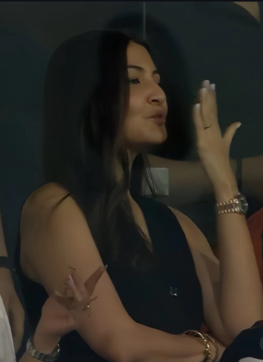 She is the only reason i watch RCB matches 🤣😍🔥 #AnushkaSharma