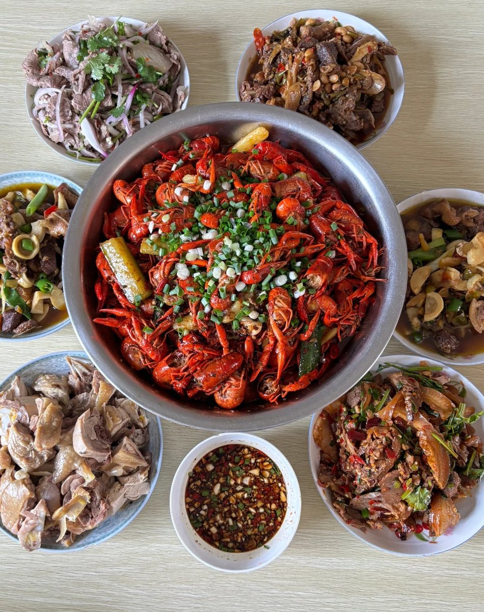 谁懂这一桌的含金量
没有一箱啤酒能行？