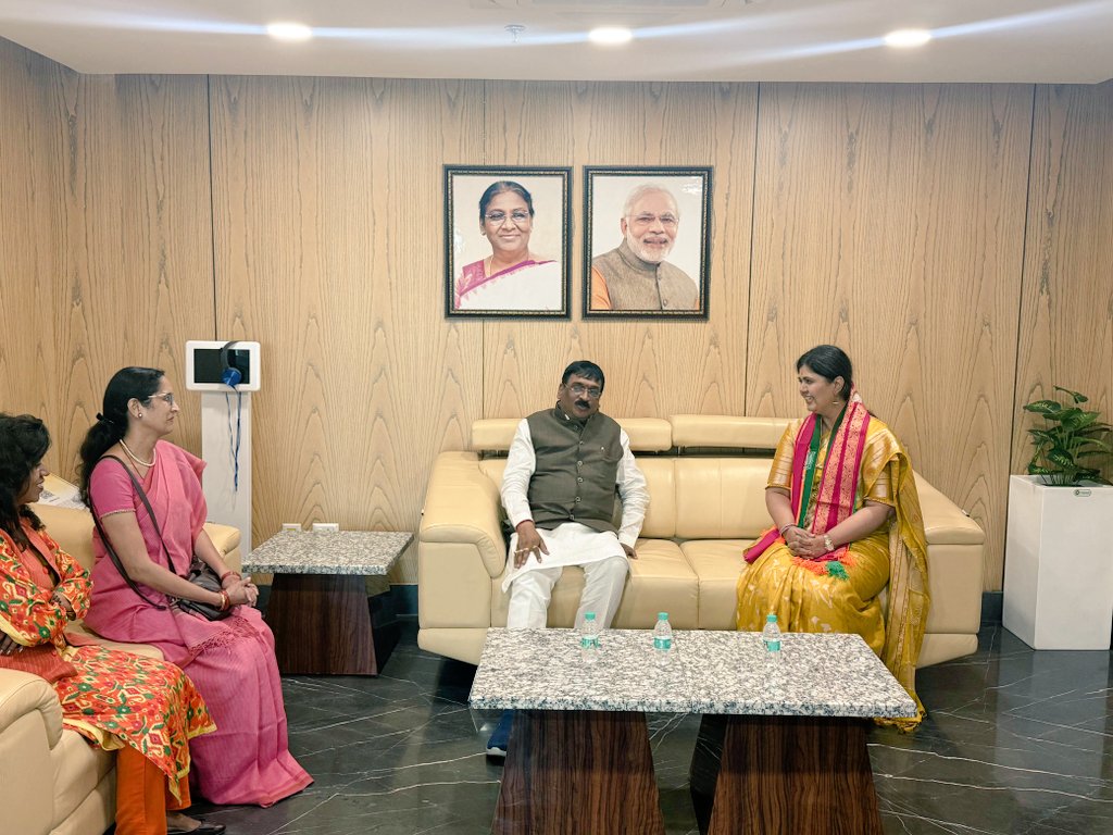 पूर्वनियोजित कार्यक्रम के दौरान आज मध्यप्रदेश राज्य के जबलपूर एअरपोर्ट पर पहुंचते हीं प्रदेश भाजपा पदाधिकारी एवं स्थानिक कार्यकर्ता ओं कें द्वारा हर्षोल्हास के साथ स्वागत हुआ।
#ahilyabaiholkarat300
<a href="/BJP4India/">BJP</a> <a href="/BJP4MP/">BJP Madhya Pradesh</a>