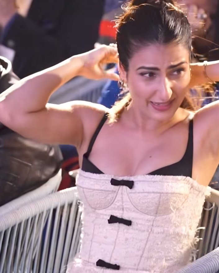 MrYug217's tweet photo. Fatima Sana Shaikh : Double Treat With That Mole 🤤🥵 https://t.co/NlrEqJo20r