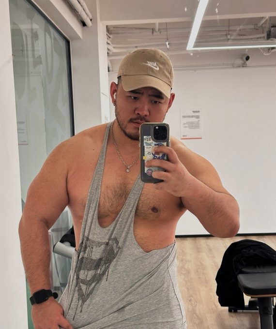 このタンクトップ、限界きてる…？😏
着てる意味あるのか問題