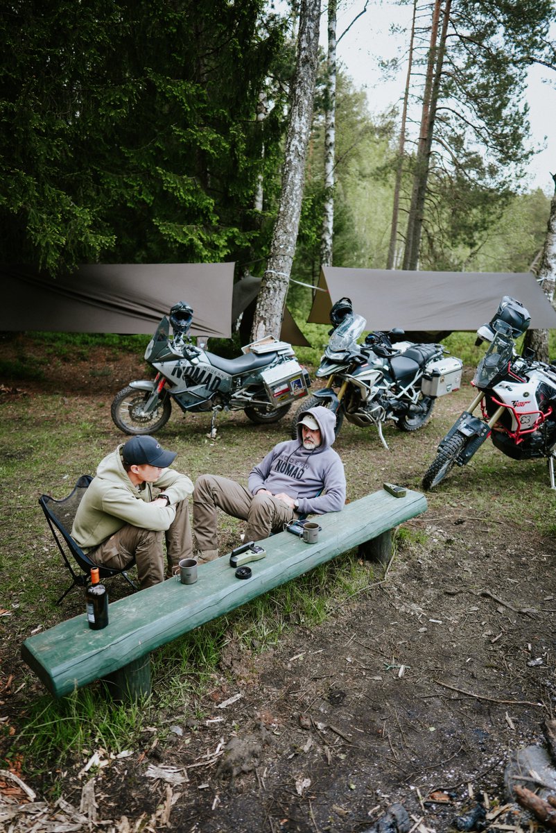 Vispār jau mēs esam baigie ofisu un neskaitāmu Zoom sanāksmju cilvēki. Ofiss un sanāksme: