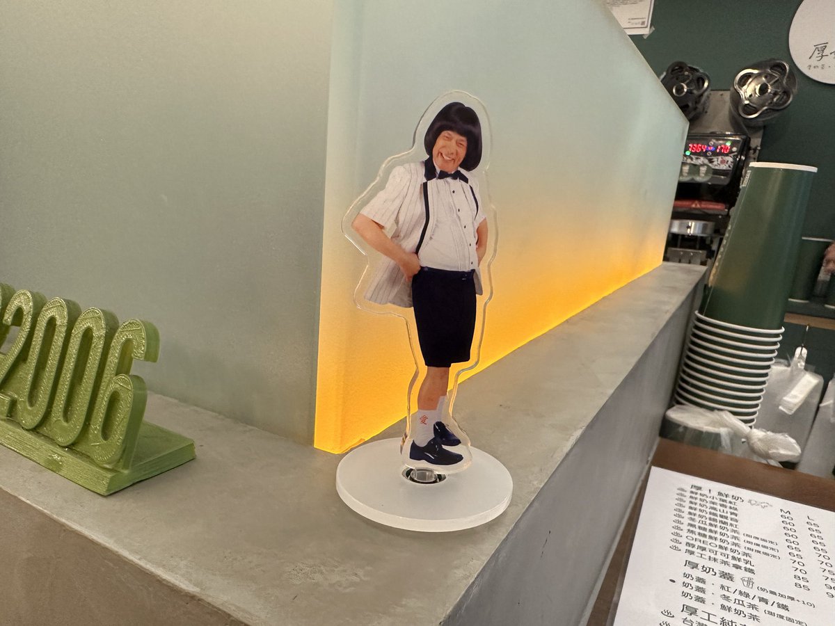 poooo_chu's tweet image. 前陣子經過台南市區一間新開的手搖店，是平實價位的飲料，等候區佈置得很溫暖舒適，也有音樂與書本，一推門進去漫溢的紅茶香氣環繞，等待製作過程中，稍微參觀了一下……嗯？豬大哥？一度懷疑自己看錯，謝欣達是你嗎？