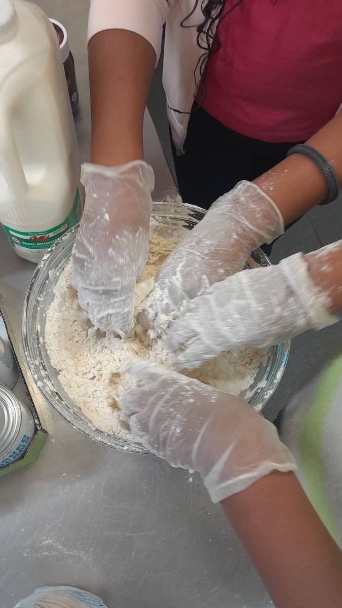 steps4change's tweet image. Smiles, sandwiches, and a whole lot of fun! 🥪💫 The kids enjoyed every moment while learning and making tasty creations. Another beautiful memory made with Steps4Change! #Steps4Change #FunWithPurpose #KidsLearningThroughPlay