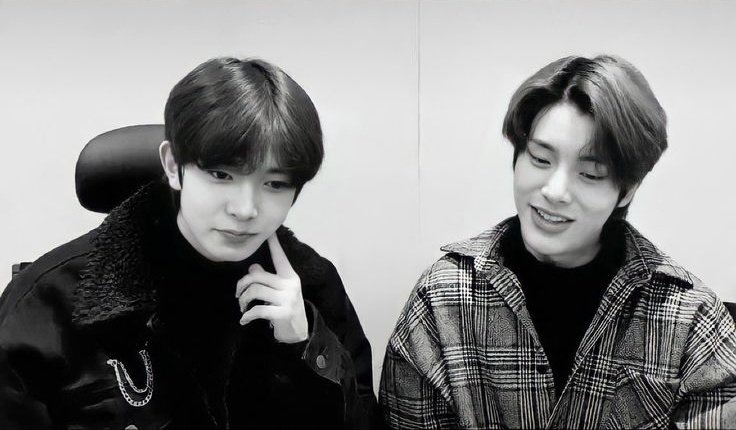 While he's gone. I'll be just adoring him.

Sudah lama hadirnya jadi bentuk nyaman yang selalu lalu lalang. Bagikan banyak jenis manis informasi tentang harinya yang terasa cukup dekat. 

Well, can't blame me if I couldn't take my eyes off you, kan? Karena memang— Eca menarik.