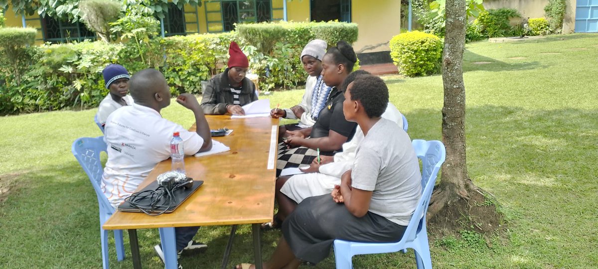sndbxubuntu's tweet photo. Coaching in session! 🧠✨
Creatives in Kakamega are sharpening their skills, one session at a time - guided by passionate coaches ready to see them thrive! 💡🎨💪
#SanaraProgram #CreativeJourney #Kakamega #creativeentrepreneurs #SanaraKE https://t.co/uwlnZj5ZWE