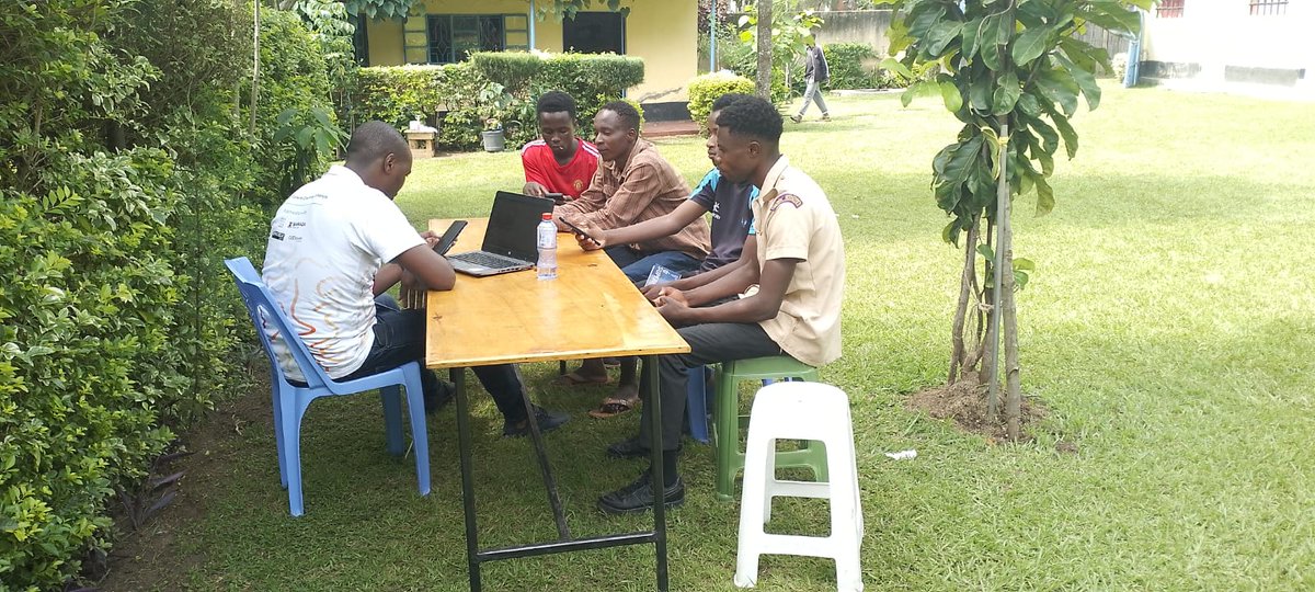sndbxubuntu's tweet photo. Coaching in session! 🧠✨
Creatives in Kakamega are sharpening their skills, one session at a time - guided by passionate coaches ready to see them thrive! 💡🎨💪
#SanaraProgram #CreativeJourney #Kakamega #creativeentrepreneurs #SanaraKE https://t.co/uwlnZj5ZWE