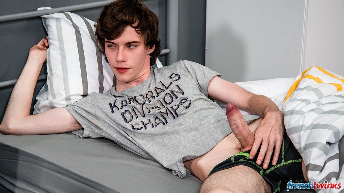Be quiet beautiful twinks 🤫
🔞 Watch the full night video 👉🏻 french-twinks.com/en/gay-porn-vi…

#minet #gay #french #twinks #porn