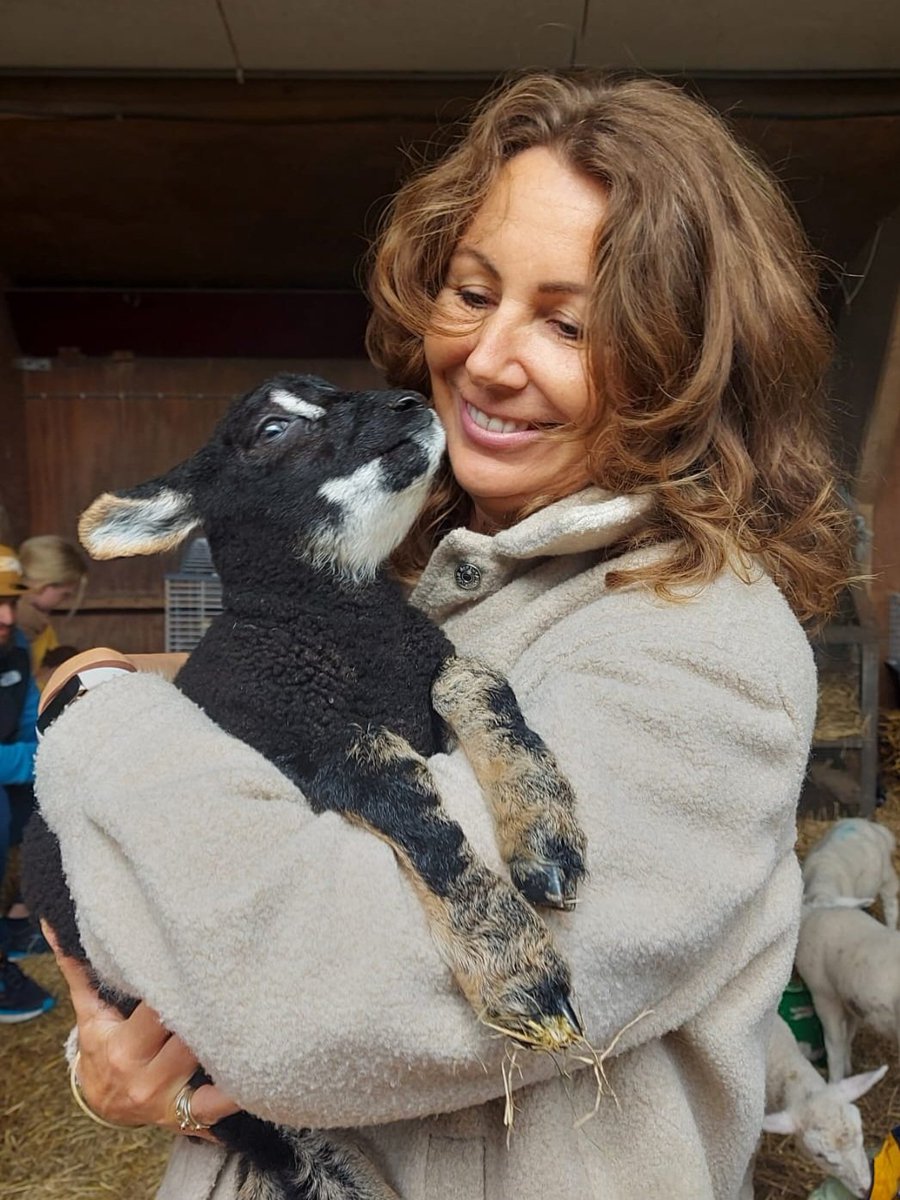 Wat een saai weer op #Hemelvaartsdag

Laten we X dan maar een beetje opfleuren;

Post een foto van jezelf met een dier, ik begin...