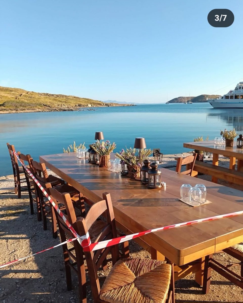 Όχι, δεν είναι μπιτσόμπαρο , ούτε βάφτιση ή γάμος.
Είναι η Δήλος. Ο ιερός τόπος του Απόλλωνα, που μετατράπηκε σε σκηνικό για λαμπερή εκδήλωση γεμάτη καλώδια, προβολείς, τουριστικό τσιμπούσι και μεταξωτά μαξιλάρια στο αρχαίο Θέατρο. Γιατί; Γιατί κάποιοι μπορούν.

Η εκδήλωση,
