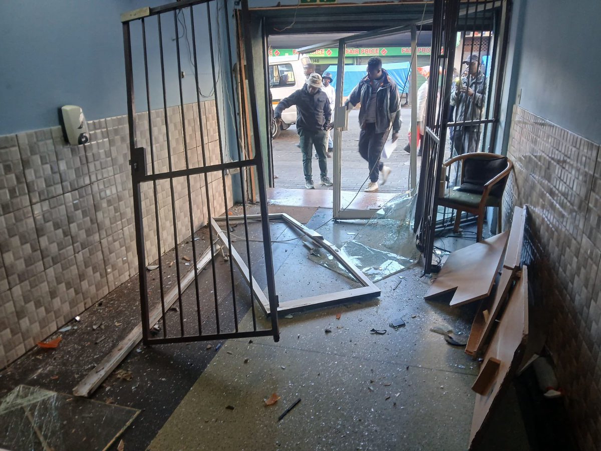 FasdaProtect's tweet image. Taxi vs building!
Pritchard Str, JHB CBD.
@SafercityZA @_ArriveAlive @GTP_Traffstats @FatalMoves