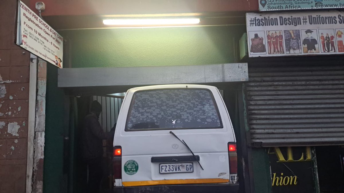 FasdaProtect's tweet image. Taxi vs building!
Pritchard Str, JHB CBD.
@SafercityZA @_ArriveAlive @GTP_Traffstats @FatalMoves