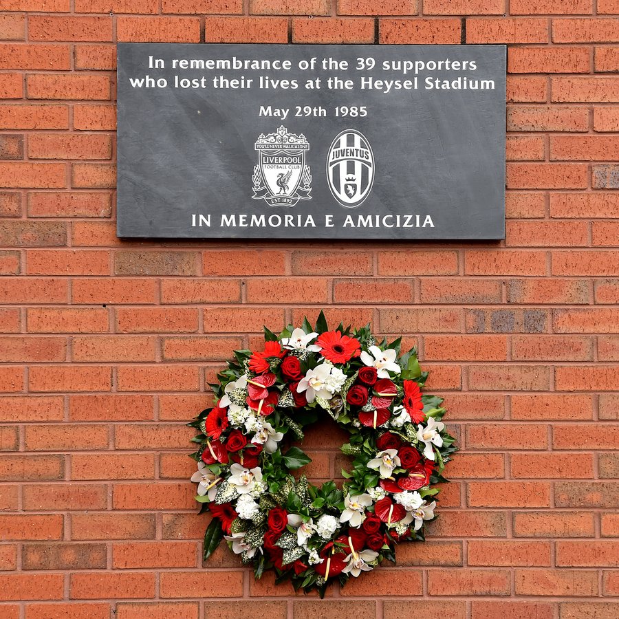 My thoughts and prayers are with the 39 innocent souls who lost their lives at #Heysel 40 years ago today; and also with their families and friends. 

No football fan should go to watch their team play and never return home safely to their families. 

#GBNF @Juvent
