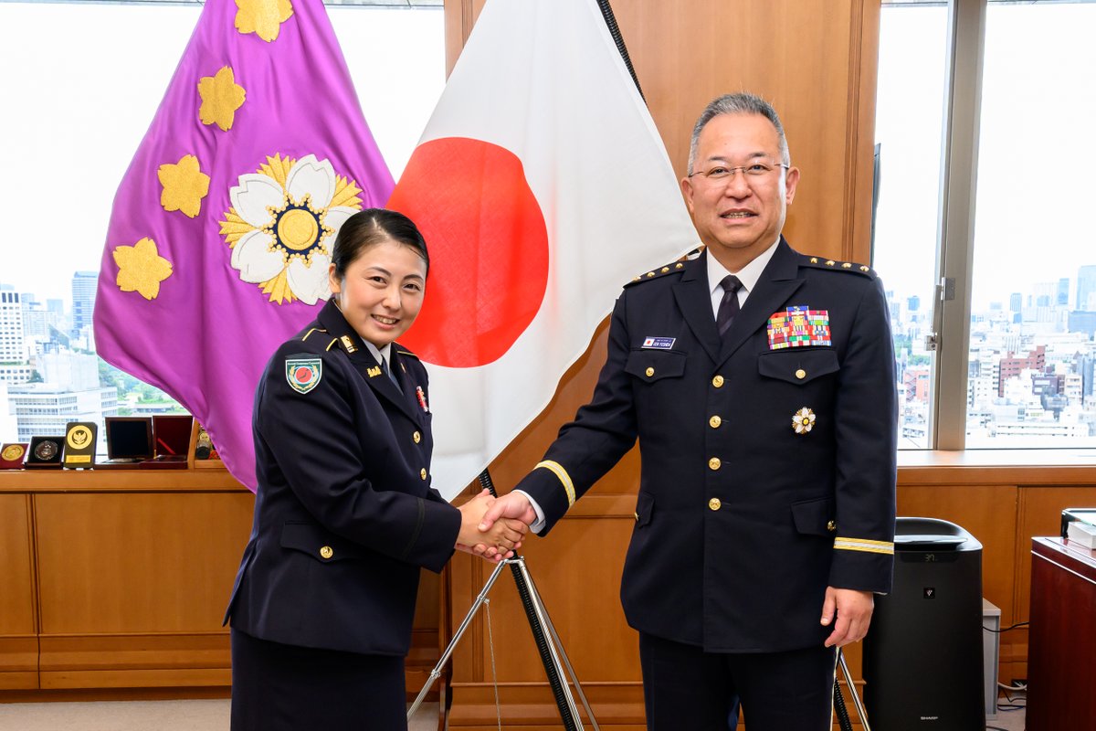 国連南スーダン共和国ミッション（#UNMISS）の司令部要員として派遣されていた小林１陸佐（副参謀長）及び藤澤２陸曹（副参謀長補佐官）は、5月27日、吉田統合幕僚長へ帰国挨拶を行いました。