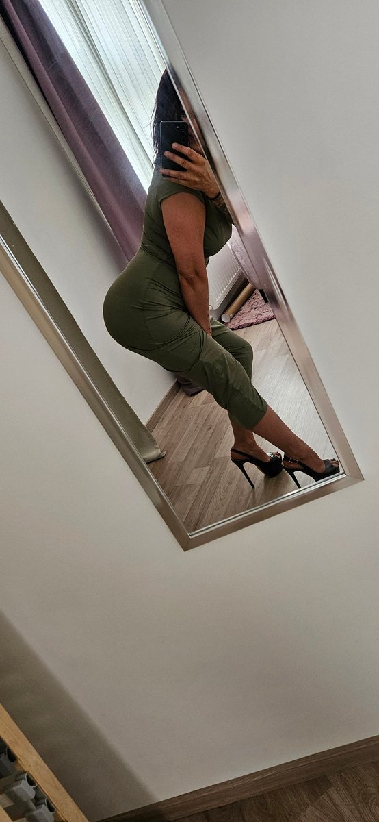 KatiaFemdom's tweet photo. Tu vas vouer un culte à mes pieds! Sinon je te les fou dans la tronche, mais le pire c'est que tu vas adorer ça!! 👠 #soumis #humiliation #fetishiste #talons #femdom #domina #esclave #highheels @user385u @RTLovingFeet @rt_feet @frenchdominart https://t.co/XgyPtzpK1o