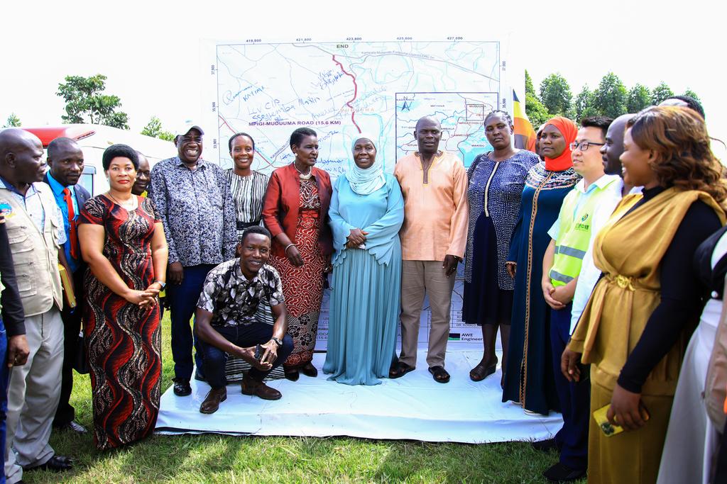 Greater Kampala Metropolitan Area - UDP (@gkmaurbandevt) on Twitter photo <a href="/HajjatMinsa/">Hajjat Minsa Kabanda</a> thanked residents for giving right of way for the project. She also thanked H.E. <a href="/KagutaMuseveni/">Yoweri K Museveni</a> for spearheading the Program & appreciated <a href="/WorldBank/">World Bank</a> & <a href="/AFD_en/">AFD_en 🇫🇷 🇪🇺</a> for their financial & technical support. <a href="/HajjatMinsa/">Hajjat Minsa Kabanda</a> thanked residents for giving right of way for the project. She also thanked H.E. <a href="/KagutaMuseveni/">Yoweri K Museveni</a> for spearheading the Program & appreciated <a href="/WorldBank/">World Bank</a> & <a href="/AFD_en/">AFD_en 🇫🇷 🇪🇺</a> for their financial & technical support.