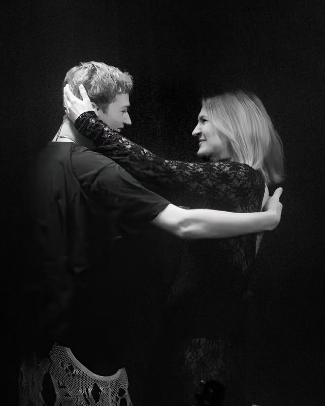 frogslk's tweet photo. Przepiękne zdjęcia Janka z koncertu Poli&amp;Adama. Polecam zobaczyć rownież zdjęcia innych artystów❤️💜

https://t.co/P9aaXX0Hx4

#janniarycontent https://t.co/LpJOYpqoP5