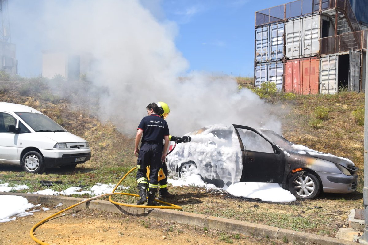 👮‍♂️ Los alumnos del curso de ingreso a la #PolicíaLocal continúan con su formación. Hoy, reciben clases prácticas de regulación del fráfico y de primer interviniente en casos, por ejemplo, de incendios incipientes. 🔥
 
☀️ Así te damos los buenos y calurosos días.

#Aznalcázar