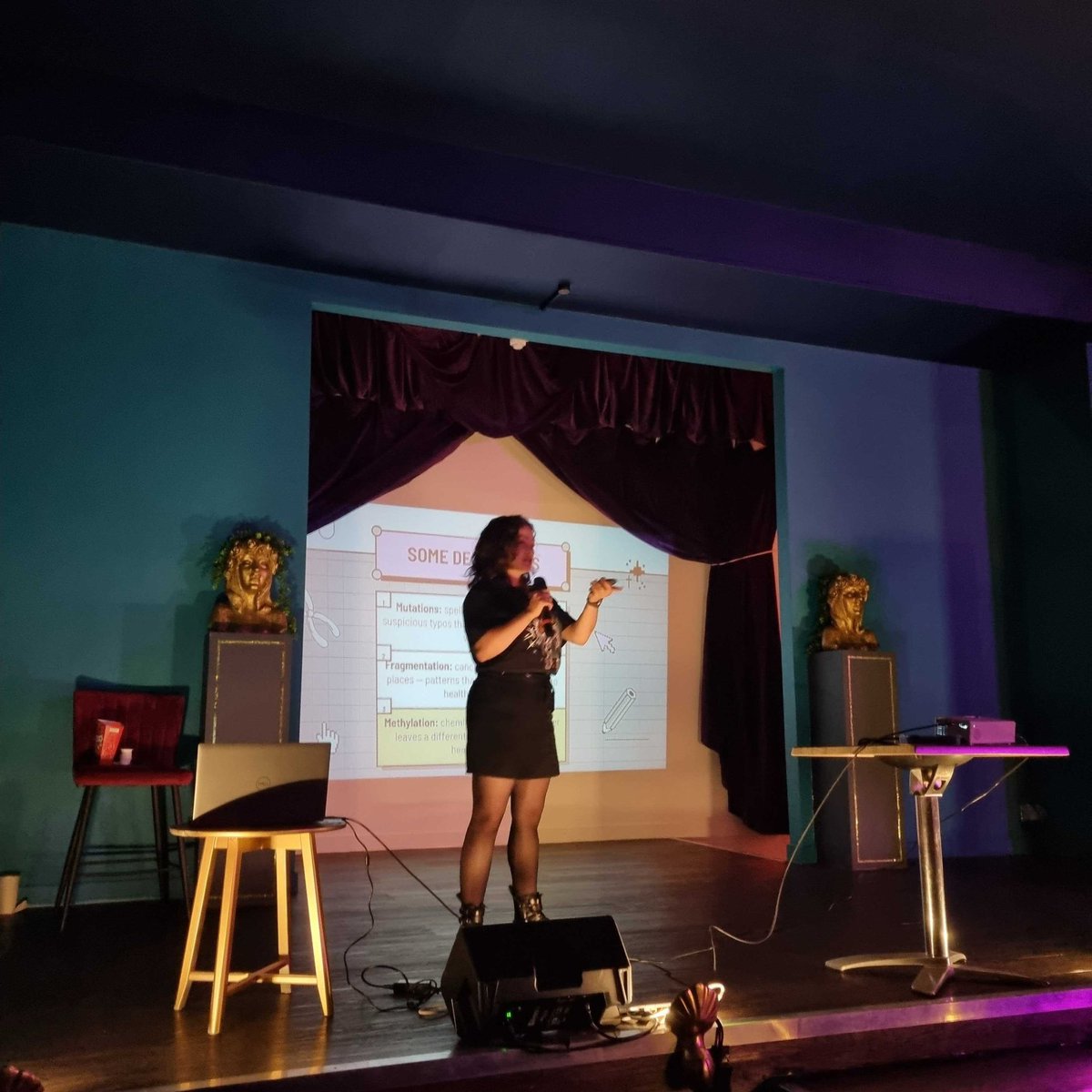 I gave a talk at Pint of Science this year!!
2 anxiety attacks, 1 tequila, 1 espresso martini later... I made it. 😅
Talked liquid biopsies, cell death &amp; early diagnosis.
Grateful, tired, buzzing.
7 yrs ago I sat in the crowd—now I’m on stage. Full circle 🫶
#PintOfScience2025