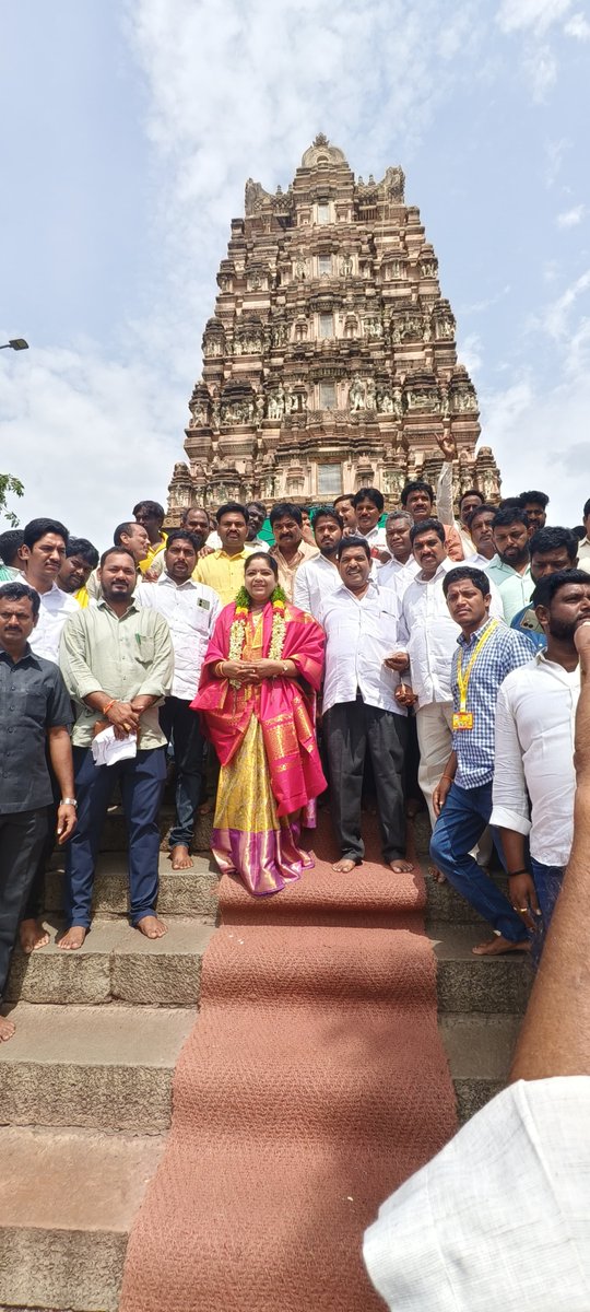 WCWTW_APGOVT's tweet photo. సాలూరు నియోజకవర్గ నాయకులతో కలిసి శ్రీ ఒంటిమిట్ట కోదండ రామ స్వామి దేవాలయం దర్శించుకున్న మంత్రివర్యులు గుమ్మిడి సంధ్యారాణి గారు
#Mahanadu2025Begins
#GummidiSandhyarani
#Saluru https://t.co/fqoRyAMiST