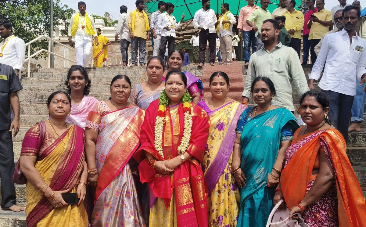 WCWTW_APGOVT's tweet photo. సాలూరు నియోజకవర్గ నాయకులతో కలిసి శ్రీ ఒంటిమిట్ట కోదండ రామ స్వామి దేవాలయం దర్శించుకున్న మంత్రివర్యులు గుమ్మిడి సంధ్యారాణి గారు
#Mahanadu2025Begins
#GummidiSandhyarani
#Saluru https://t.co/fqoRyAMiST