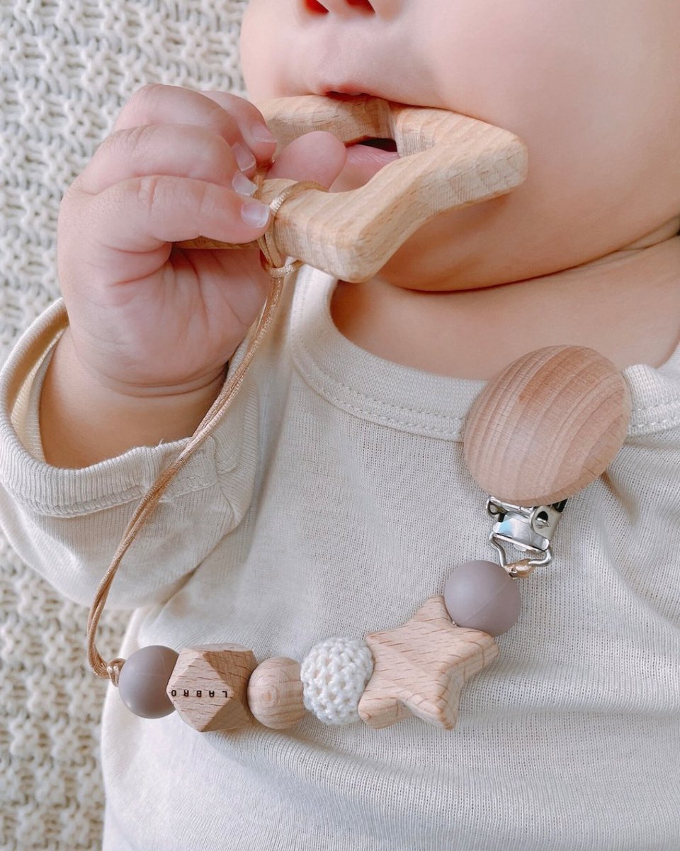 portus_official's tweet image. クリップ側をベビーカーや抱っこ紐、
赤ちゃんのお洋服につけて、
紛失や落下防止になる歯固め付きのクリップです👶✨

素材はすべて赤ちゃんが口に入れても
安心な素材で作られています♪

出産直後から使えるので、
出産お祝いにも人気の商品です☺🎁
#LABRO #ベビー用品
#企業公式相互フォロー